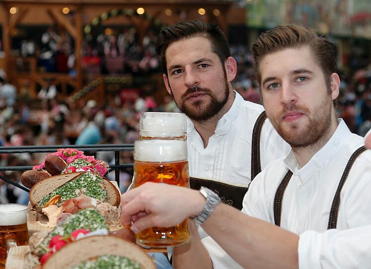 Mit Wiesn-Playmate: Der EHC feiert 2014 auf dem Okotberfest. Die Bilder.