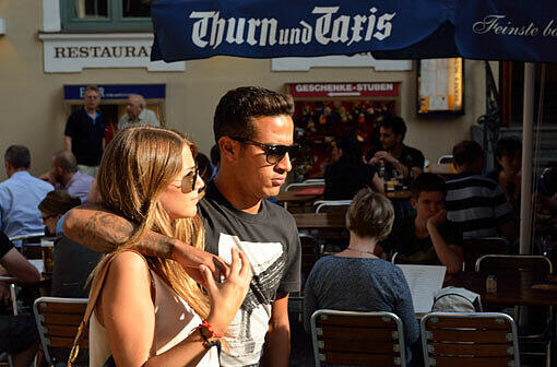 Thiago Alcantara bummelt mit Freundin Julia durch München. Die Bilder.