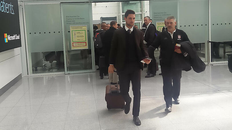 Ersatztorhüter Sven Ulreich beim Abflug am Münchner Flughafen.