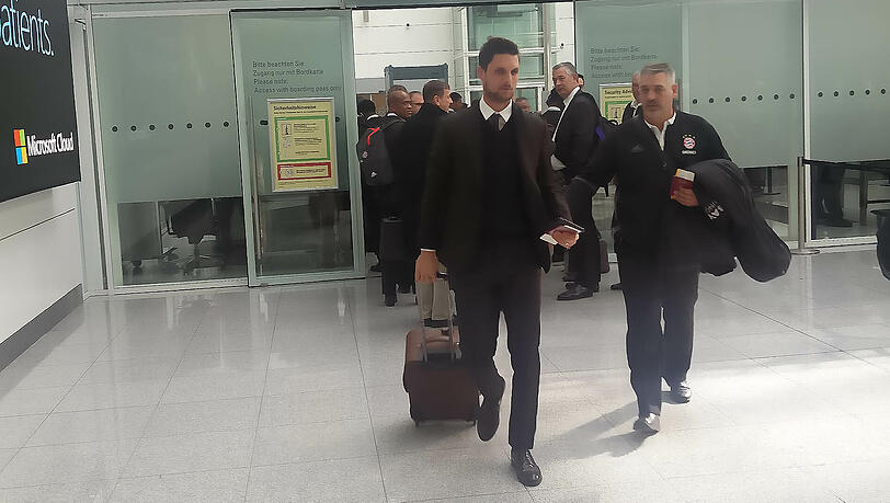 Ersatztorhüter Sven Ulreich beim Abflug am Münchner Flughafen.