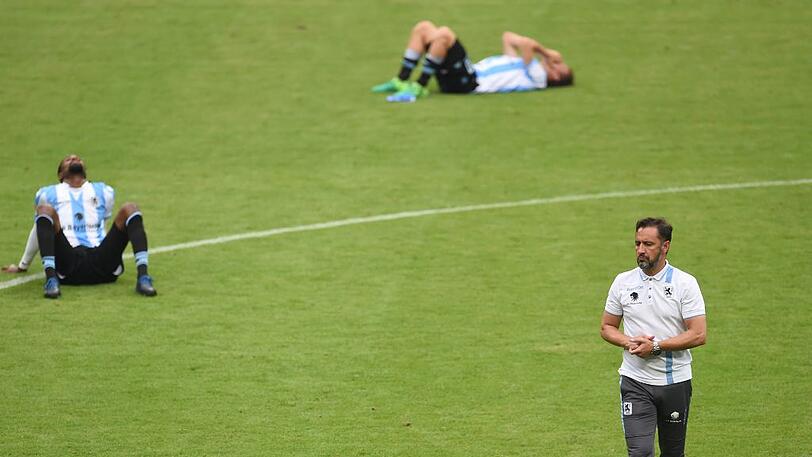 Ein ikonisches Bild: Ba, Liendl und der damalige Trainer Vitor Pereira nach der Niederlage.