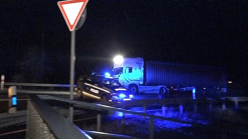 Am Dienstagabend startete ein 26-Tonner eine Amokfahrt und hinterließ eine Spur der Verwüstung. Die Hintergründe sind noch unklar.