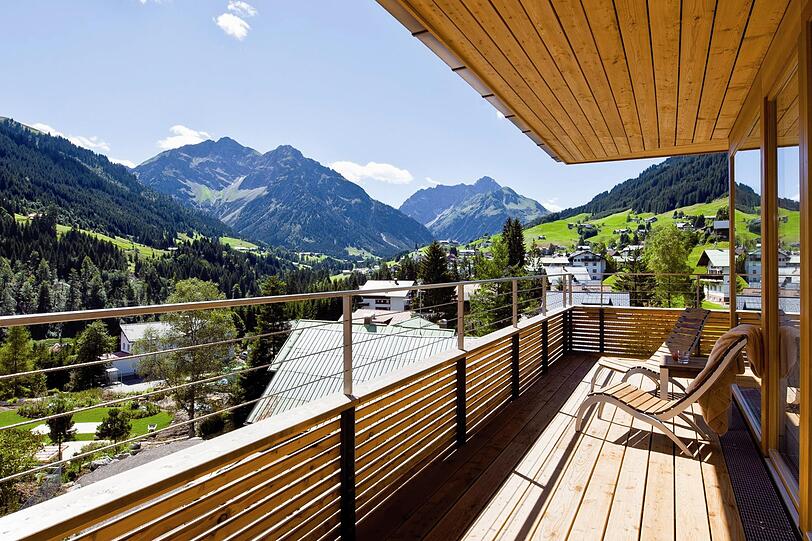 Das Travel Charme Ifen Hotel vor der imposanten Bergkulisse