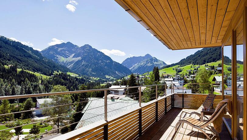 Das Travel Charme Ifen Hotel vor der imposanten Bergkulisse Das Travel Charme Ifen Hotel vor der imposanten Bergkulisse
