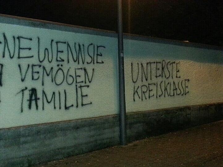 In der Nacht zur Bundestragswahl am Sonntag haben unbekannte Täter am Westfriedhof eine Nachricht an Münchens OB Ude geschrieben - nur was? Foto: Strasser