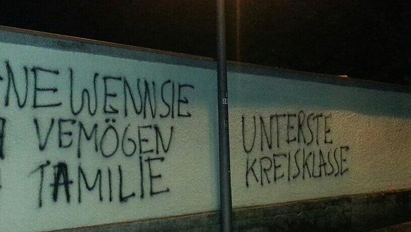 In der Nacht zur Bundestragswahl am Sonntag haben unbekannte Täter am Westfriedhof eine Nachricht an Münchens OB Ude geschrieben - nur was? Foto: Strasser In der Nacht zur Bundestragswahl am Sonntag haben unbekannte Täter am Westfriedhof eine Nachricht an Münchens OB Ude geschrieben - nur was? Foto: Strasser