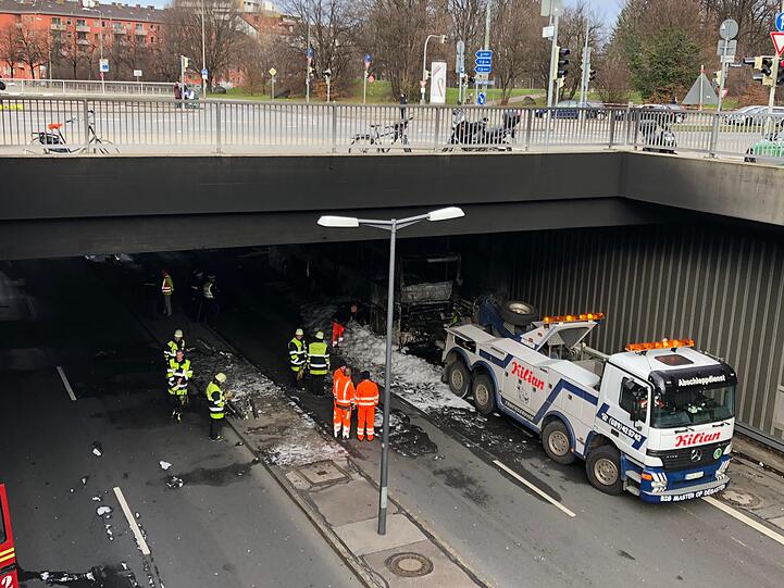 Die Straße blieb zunächst gesperrt. Das Wrack wurde geborgen.
