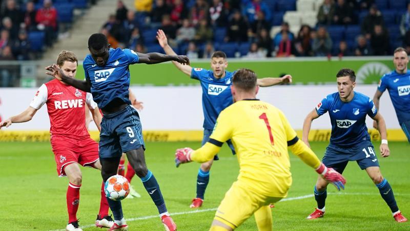 Hoffenheims Ihlas Bebou (2.v.l) erzielt gegen Kölns Torhüter Timo Horn das 2:0 - die Vorentscheidung im Freitagsspiel.