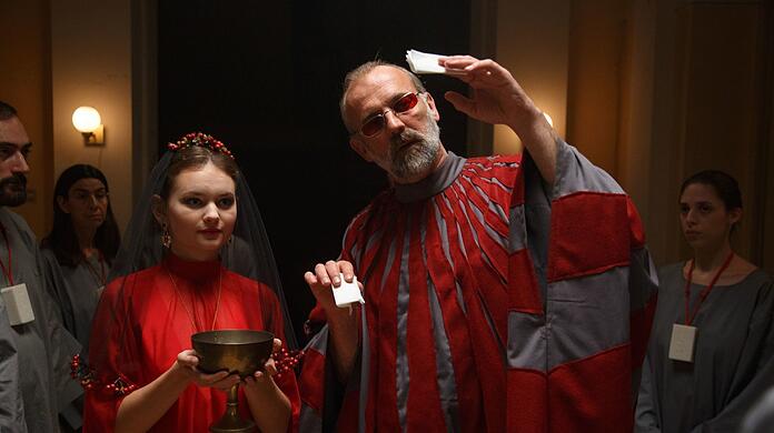Guru Fust (Sam Louwyck) erklärt Irina (Greta Bohacek) sein Reinheitsprinzip.