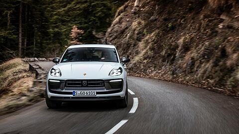 Der neue Porsche Macan T schwingt besonders leichtfüßig durch die Kurven des Col de Turini.