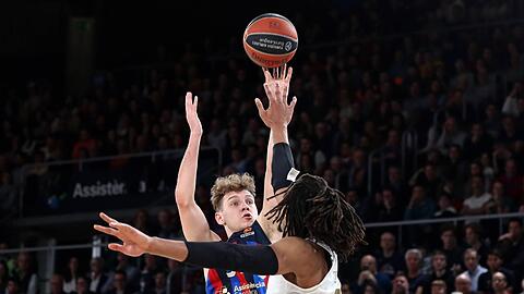 Enge Kiste: Barcelonas Rokas Jokubaitis und Bayerns Freddie Gillespie, der wegen Foulproblemen eine Zeit lang pausiert, liefern sich einen Thriller.