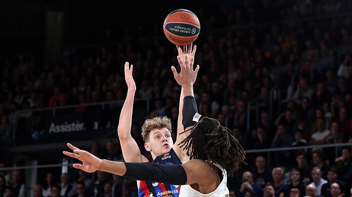 Enge Kiste: Barcelonas Rokas Jokubaitis und Bayerns Freddie Gillespie, der wegen Foulproblemen eine Zeit lang pausiert, liefern sich einen Thriller.