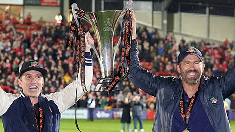 Der AFC Wrexham von Hollywood-Star Ryan Reynolds (re.) und Rob McElhenney ist in die vierte englische Liga aufgestiegen.
