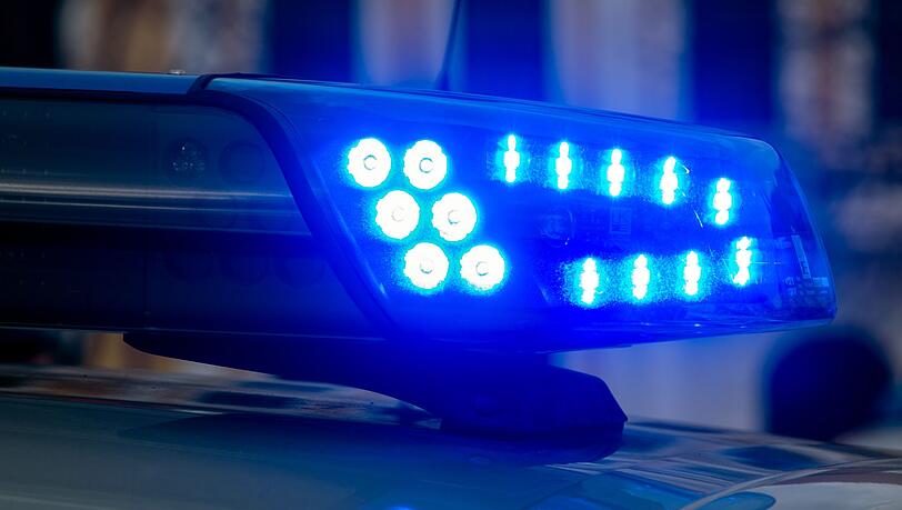 Ein Blaulicht der Polizei leuchtet auf.