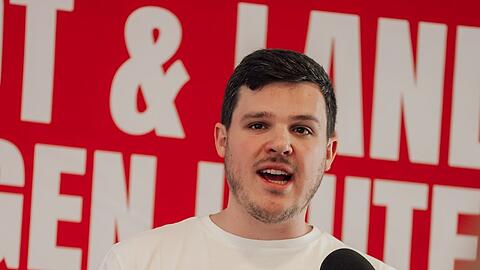 Benedict Lang spricht auf der Landeskonferenz in Augsburg.
