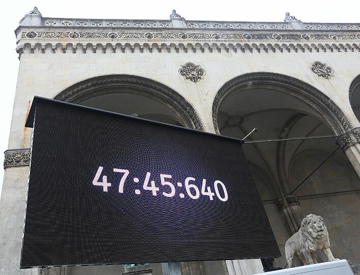 Am Odeoansplatz trafen sich am Freitagnachmittag einige hundert Passanten zum Smartmob zugunsten des WEISSEN RINGS. Hier sehen Sie die Bilder.
