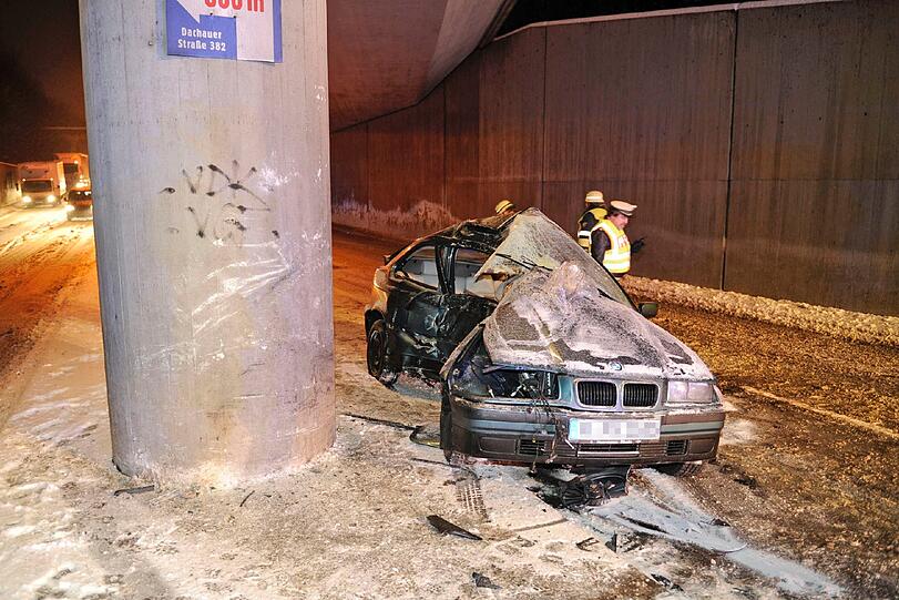 Vermutlich weil sie zu schnell unterwegs war, prallte eine BMW-Fahrerin am Donnerstagmorgen um kurz vor sieben in der Lasallestraße gegen einen Brückenpfeiler. Sie zog sich lebensgefährliche Verletzungen zu; ihr Auto ist ein Totalschaden.