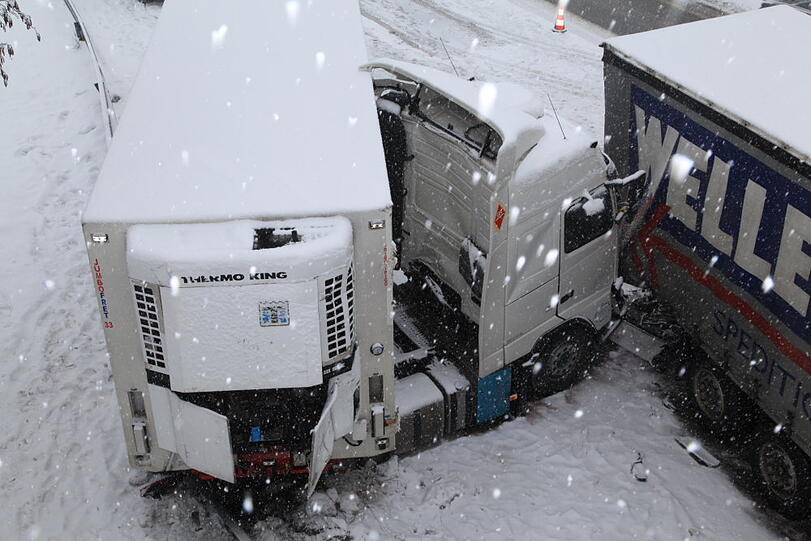 Auf der A8 rutscht ein Lkw am Dienstag auf das vorausfahrende Fahrzeug. Wegen Schneeglätte kam er nicht mehr rechtzeitig zum Stehen. Die zwei Fahrer werden verletzt.