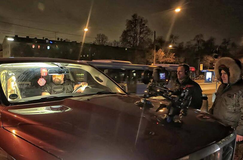 Das Auto wird für die Unfallszene ausgeleuchtet und die Kamera wird in Position gebracht.Am Steuer Rolli (Frank von Puch) mit seiner Frau Dodi(Kes von Puch).