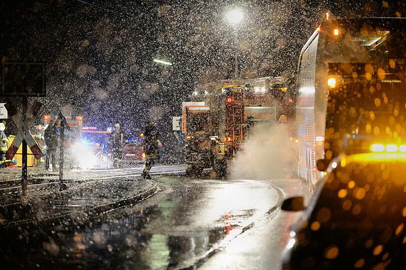 Tödlicher Unfall am Bahnübergang: Die Bilder vom Feuerwehreinsatz.