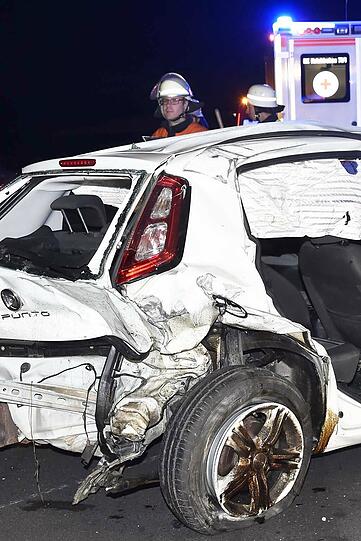 Der Audi hat den Fiat förmlich abgeschossen. Fünf Menschen, darunter ein Kind, wurden bei dem Unfall verletzt.