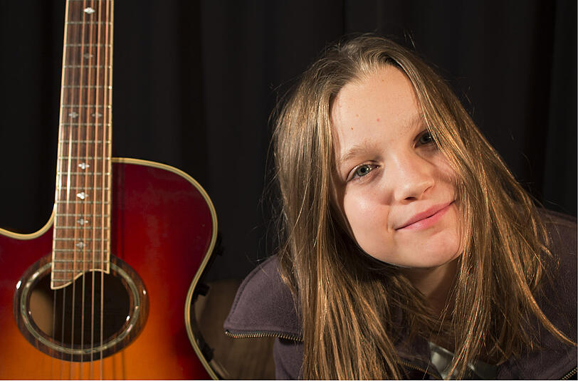 Die 11-jährige Lena komponiert und singt, um ihrem Bruder ein Rollstuhlrad zu kaufen.