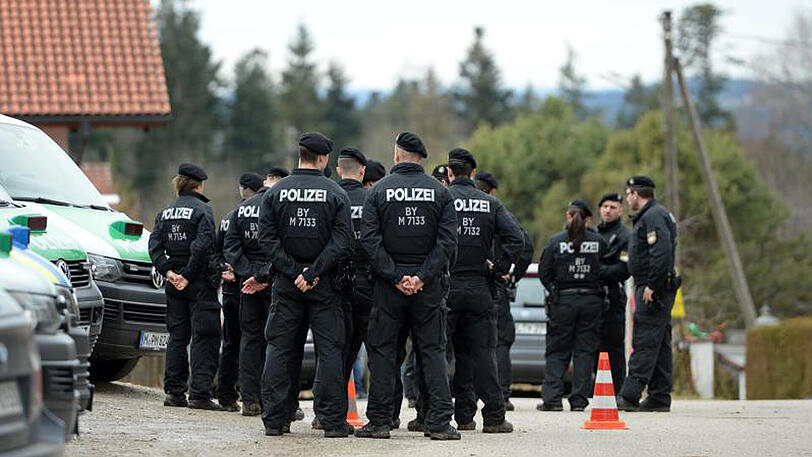 Gut zwei Wochen nach Bekanntwerden des Doppelmordes im Höfen hat die Polizei zwei Tatverdächtige ermittelt.