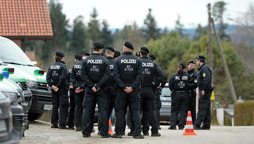 Gut zwei Wochen nach Bekanntwerden des Doppelmordes im Höfen hat die Polizei zwei Tatverdächtige ermittelt. Gut zwei Wochen nach Bekanntwerden des Doppelmordes im Höfen hat die Polizei zwei Tatverdächtige ermittelt.