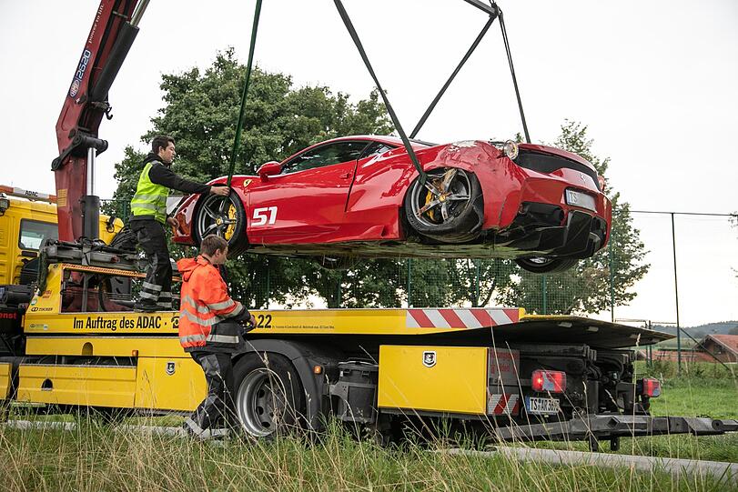 Auf der Kreisstraße TS 3 in Richtung Winkl krachte der Ferrari am Vormittag kurz nach dem Ortsschild von Grabenstätt in einen Baum.