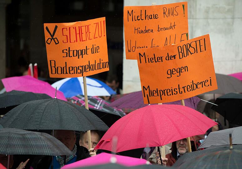 Rund 300 Menschen haben am Samstag am Stachus  gegen steigende Mieten demonstriert und den Bau günstigerer Mietwohnungen verlangt. Die Bilder!