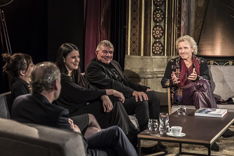 In der ersten "Gottschalk liest?"-Ausgabe waren Sarah Kuttner, Daniel Biskup, Vea Kaiser und Ferdinand von Schirach zu Gast.