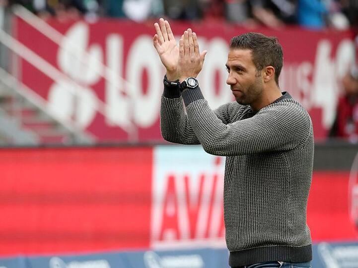 Der Nürnberger Trainer Boris Schommers bedankt sich nach dem Abpfiff bei den Fans. Foto: Daniel Karmann