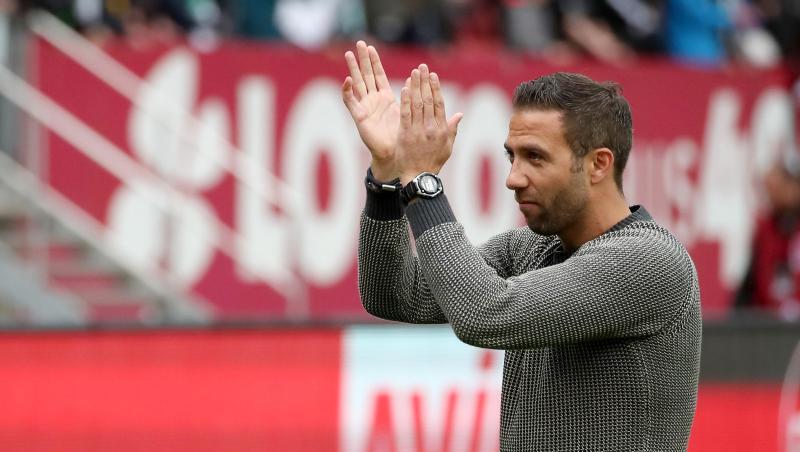 Der Nürnberger Trainer Boris Schommers bedankt sich nach dem Abpfiff bei den Fans. Foto: Daniel Karmann Der Nürnberger Trainer Boris Schommers bedankt sich nach dem Abpfiff bei den Fans. Foto: Daniel Karmann