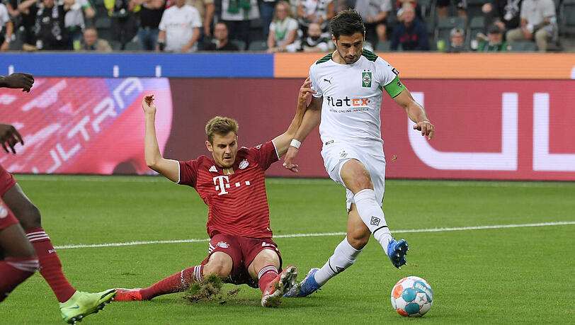 Rettet in letzter Sekunde gegen Lars Stindl: Josip Stanisic (l.).