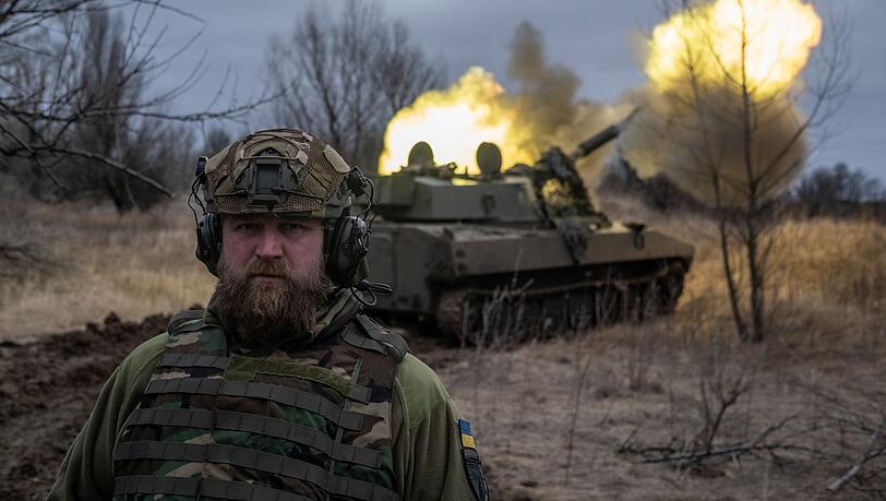 Ein ukrainisches Artilleriefahrzeug an der Frontlinie in der Region Donezk.