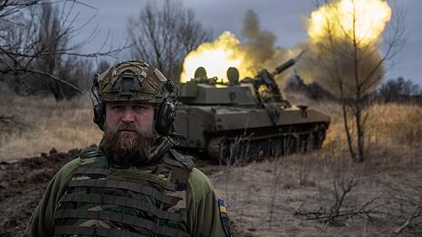 Ein ukrainisches Artilleriefahrzeug an der Frontlinie in der Region Donezk.