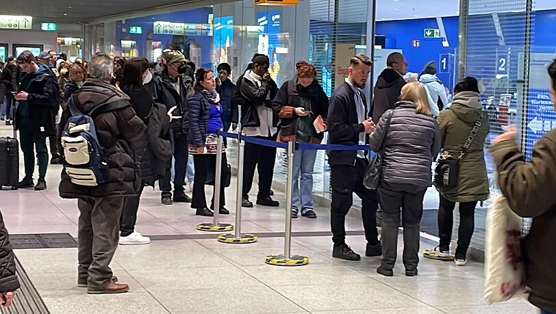 Wegen der hohen Nachfrage nach dem Deutschlandticket kommt es auch am MVG-Kundencenter am Hauptbahnhof momentan zu längeren Wartezeiten.