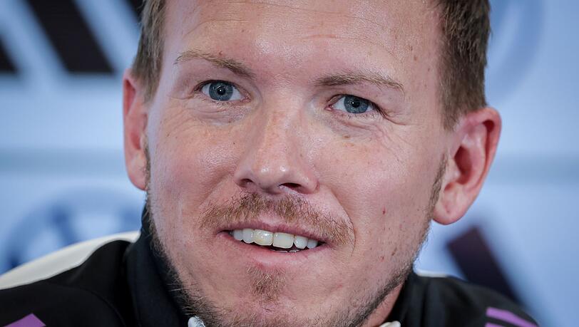 Bundestrainer Julian Nagelsmann lächelt während der Pressekonferenz.