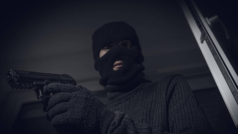 Zehn Maskierte haben am fr&uuml;hen Donnerstagmorgen in Kirchheim ein Transportunternehmen &uuml;berfallen. (Symbolbild)