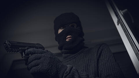 Zehn Maskierte haben am frühen Donnerstagmorgen in Kirchheim ein Transportunternehmen überfallen. (Symbolbild) Zehn Maskierte haben am frühen Donnerstagmorgen in Kirchheim ein Transportunternehmen überfallen. (Symbolbild)