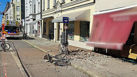 In der Belgradstra&szlig;e haben sich an einem Geb&auml;ude Fassadenteile gel&ouml;st und sind auf die Stra&szlig;e gest&uuml;rzt.
