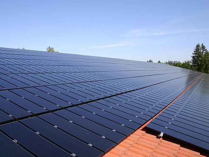 Solarzellen auf einem Hausdach