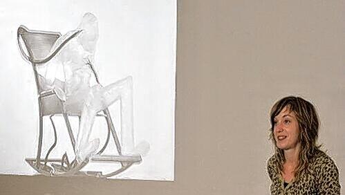 Die Hülle auf dem Schaukelstuhl muss gefüllt werden – mit Heimatgefühlen? Evelyn Loschy mit ihrer Arbeit „Is it me?“. Die Hülle auf dem Schaukelstuhl muss gefüllt werden – mit Heimatgefühlen? Evelyn Loschy mit ihrer Arbeit „Is it me?“.