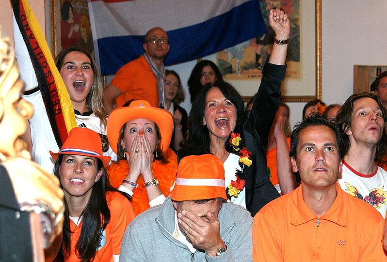 Schade Holland: So feiert München nach dem 2:1-Sieg der Deutschen Fußball-Nationalmannschaft gegen die Niederlande. Die besten Bilder aus der Leopoldstraße und diversen Münchner "EM-Kneipen".