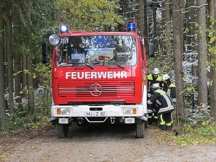 Eine junge Frau verliert die Kontrolle über ihren Wagen und rast gegen einen Baum - die Bilder von der Unfallstelle.