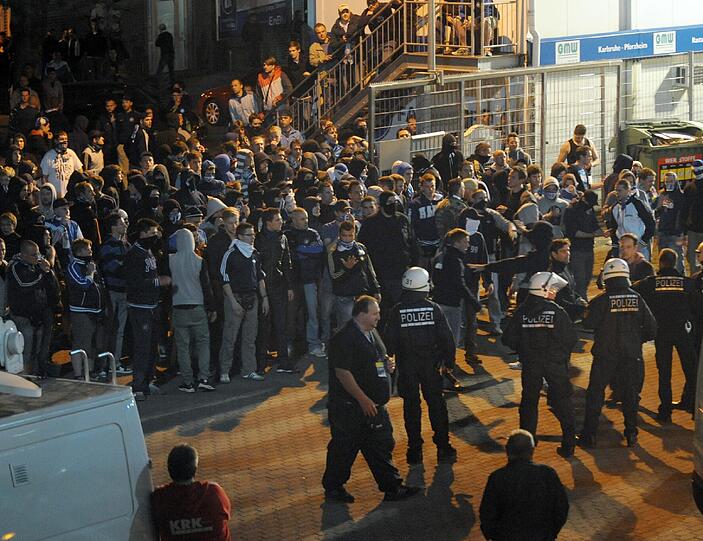 15.05.2012 Nach dem Abstieg des Karlsruher SC aus der 2. Bundesliga kommt es zu schweren Ausschreitungen rund um das Wildparkstadion. Nach Angaben der Polizei werden dabei insgesamt 76 Personen verletzt, davon 18 Beamte. 73 Verletzte müssen vor Ort von Sanitätern behandelt werden. 109 Krawallmacher werden kurzzeitig in Gewahrsam genommen.