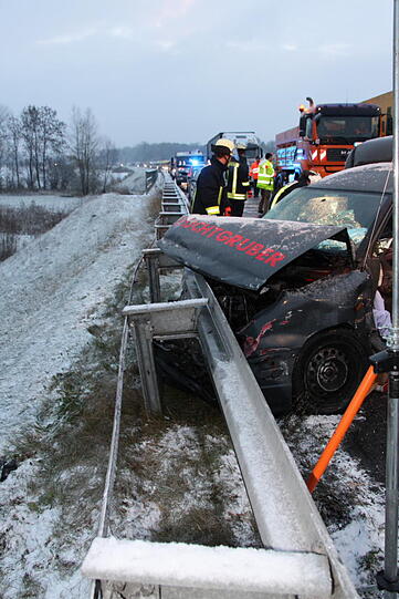 Schwerer Unfall auf dr A94 bei Töging: Ein Lkw ist ein Unfall-Auto gerast. Ein Mensch kam bei dem Crash ums Leben. Die Bilder.