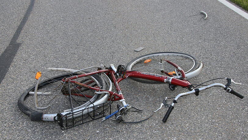 Der 36-jährige Waldkraiburger hatte keine Chance: Er wurde auf seinem Fahrrad von dem Opfel Zafira erfasst und erlitt dabei tödliche Verletzungen. Der 36-jährige Waldkraiburger hatte keine Chance: Er wurde auf seinem Fahrrad von dem Opfel Zafira erfasst und erlitt dabei tödliche Verletzungen.