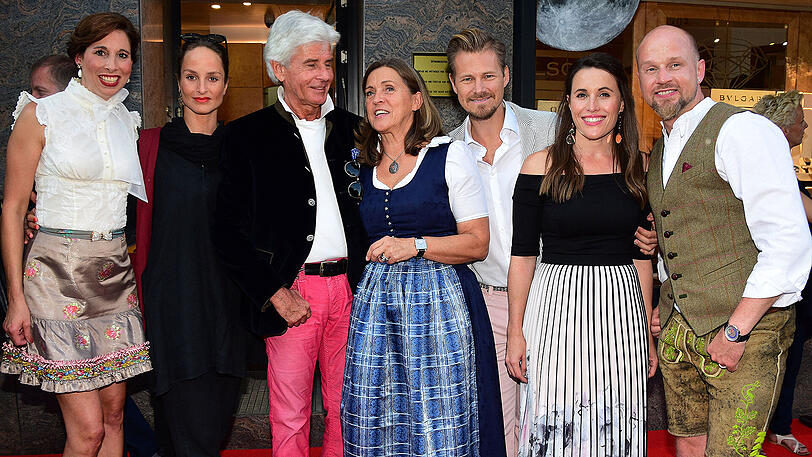 Lola Paltinger, Lara Joy Körner, Frederic Meisner, Inhaberin Brigitte Hilscher, Gregor Teicher, Birgit Noessing, Geschäftsführer Kai Pierre Thiess