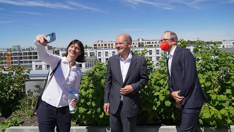Genossen-Selfie: Die Stadträte Anne Hübner und Nikolaus Gradl mit ihrem Kanzlerkandidaten. Genossen-Selfie: Die Stadträte Anne Hübner und Nikolaus Gradl mit ihrem Kanzlerkandidaten.